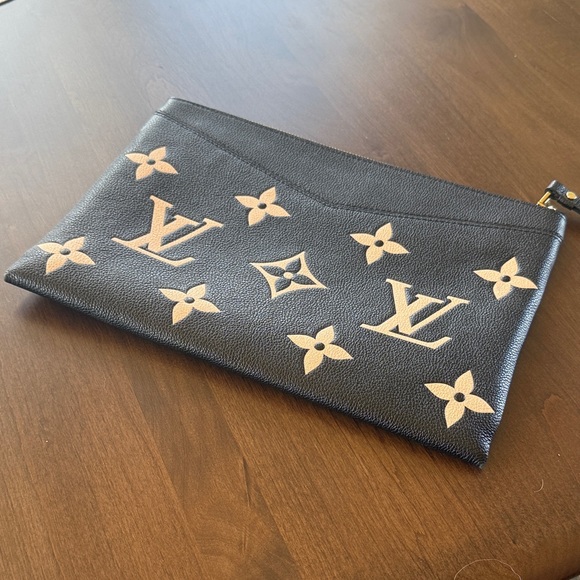 Louis Vuitton Black and Cream Monogram Clutch - Picture 3 of 4
